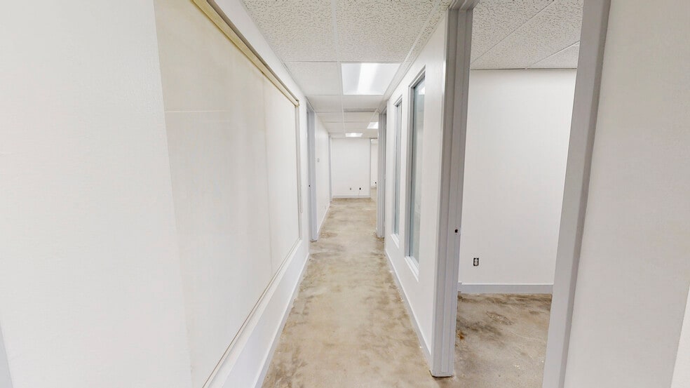 4425 W Riverside Dr, Burbank, CA for lease - Building Photo - Image 3 of 17