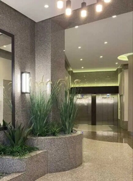 Office in Lyon for lease - Lobby - Image 2 of 4