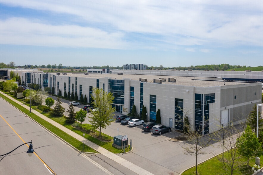 159 Don Hillock Dr, Aurora, ON for lease - Building Photo - Image 3 of 12