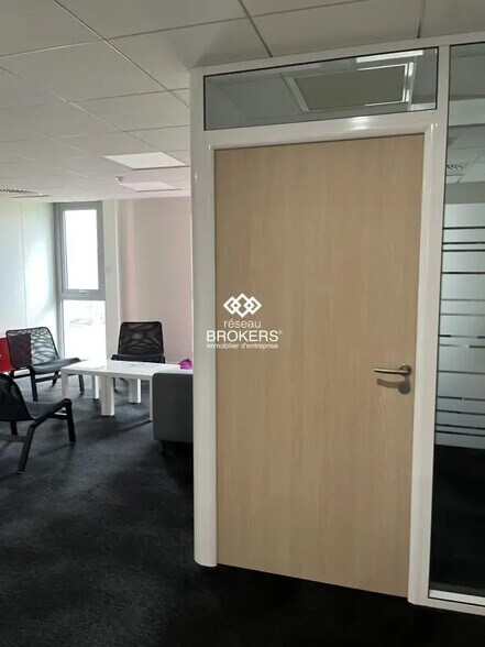 Office in Annecy for lease - Interior Photo - Image 2 of 11