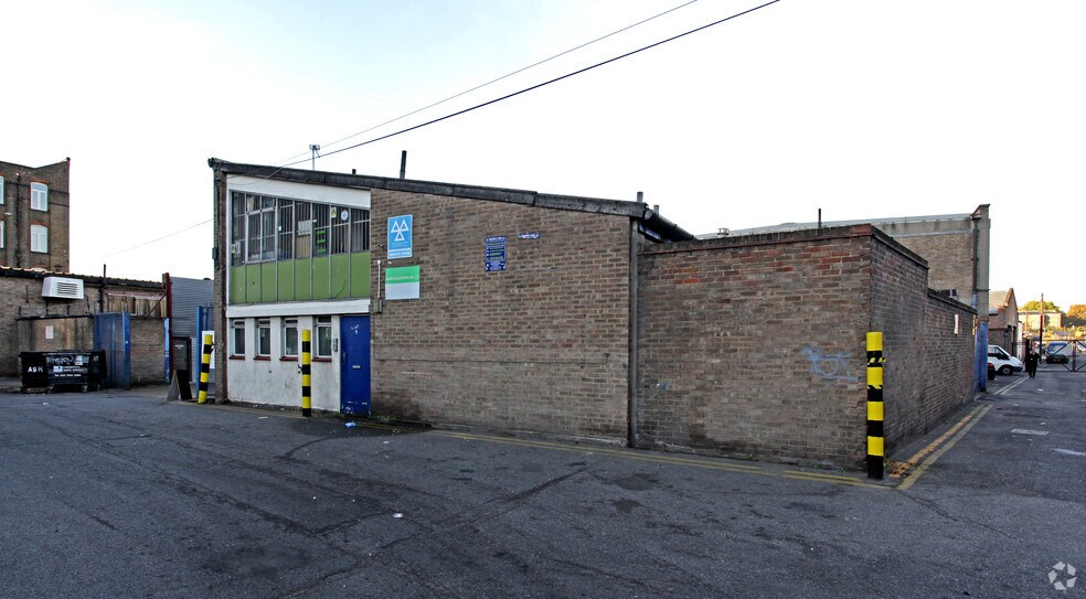43 White Post Ln, London for lease - Building Photo - Image 2 of 4