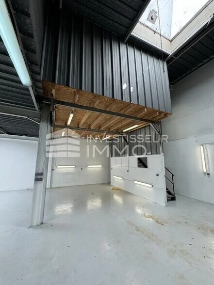 Flex in Vaux-le-Pénil for lease - Interior Photo - Image 2 of 3