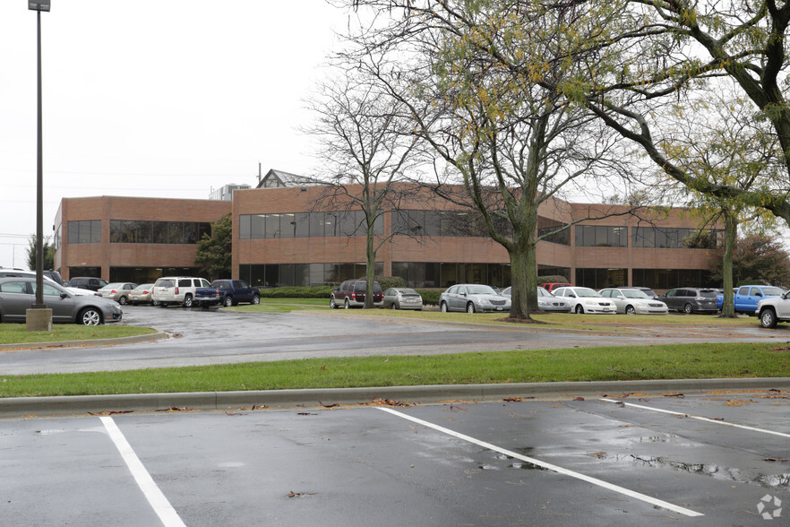 11900 W 87th Street Pky, Lenexa, KS for lease - Building Photo - Image 1 of 8