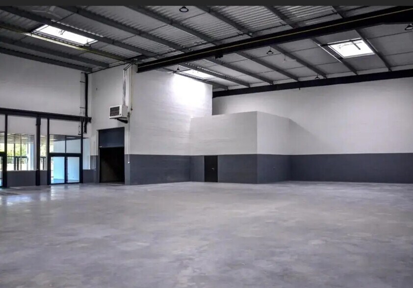 Flex in Gennevilliers for sale - Building Photo - Image 1 of 12