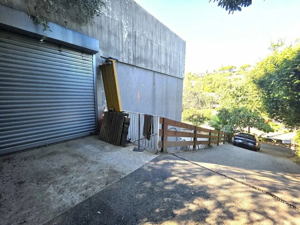 Flex in Vence for sale Building Photo- Image 1 of 2