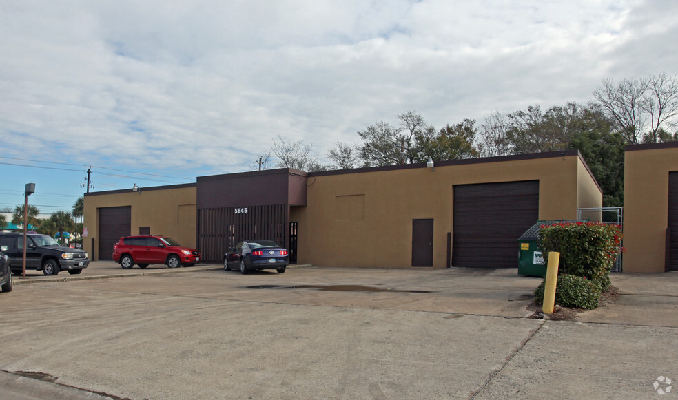 5849-5891 W 34th St, Houston, TX for lease - Primary Photo - Image 2 of 11
