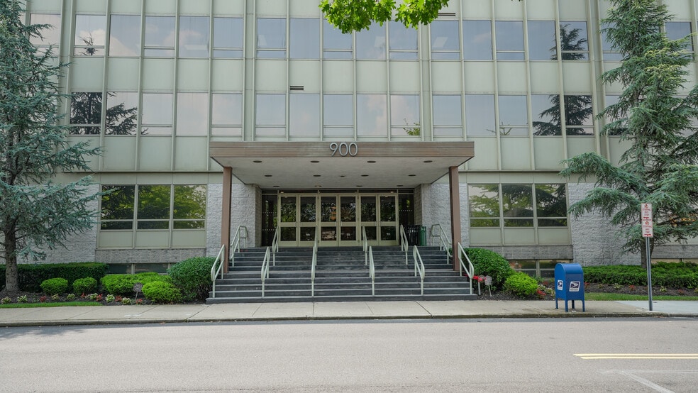 900 Merchants Concourse, Westbury, NY for sale - Building Photo - Image 1 of 11