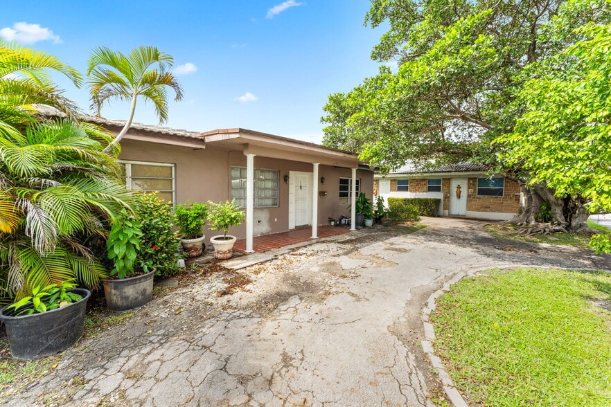 1490 Oakwood Dr, Miami Springs, FL for sale - Building Photo - Image 2 of 23