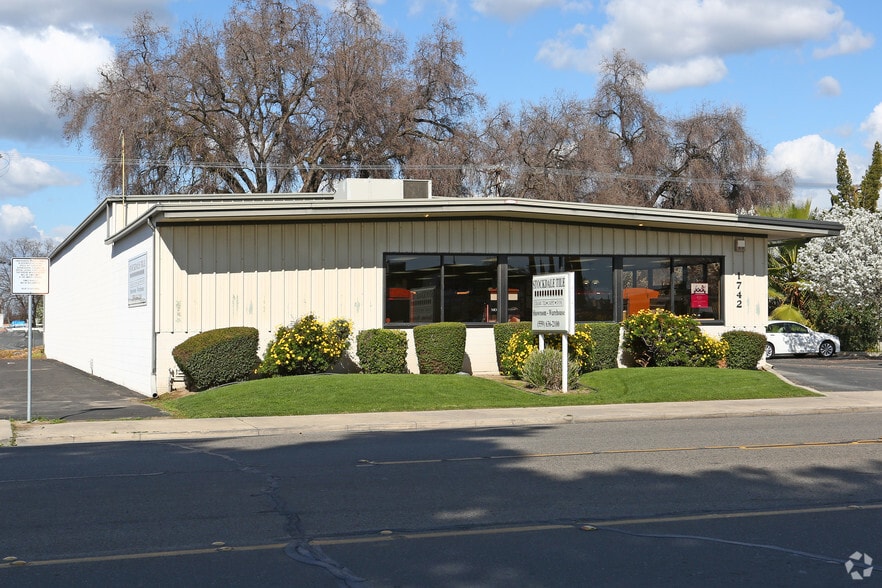 1742 E Main St, Visalia, CA for lease - Building Photo - Image 3 of 3