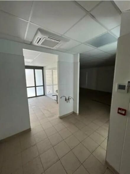 Retail in Lyon for lease - Interior Photo - Image 3 of 8