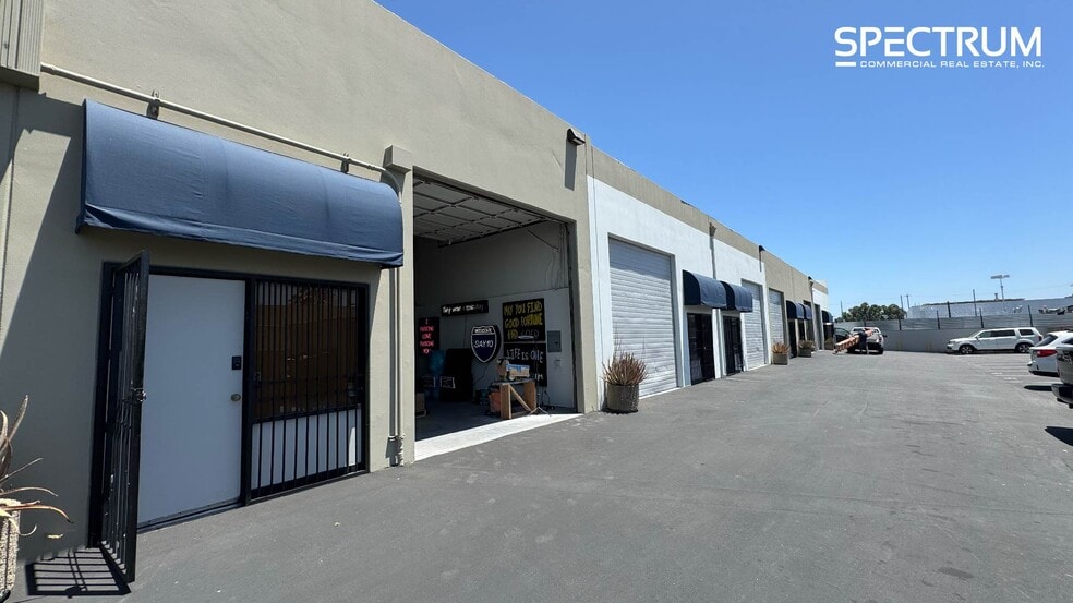 15414 Cabrito Rd, Van Nuys, CA for lease - Building Photo - Image 2 of 9