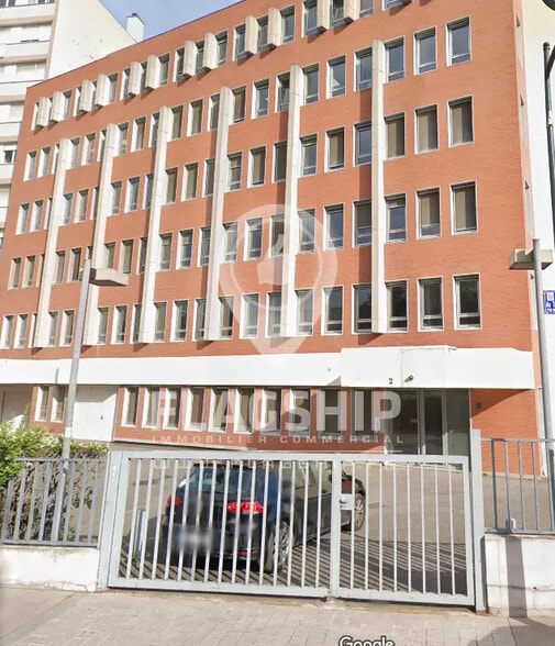 Office in Clichy for lease - Building Photo - Image 1 of 7