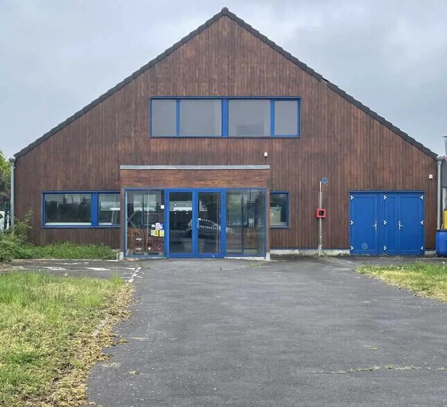 Retail in Allonne for lease - Building Photo - Image 1 of 3