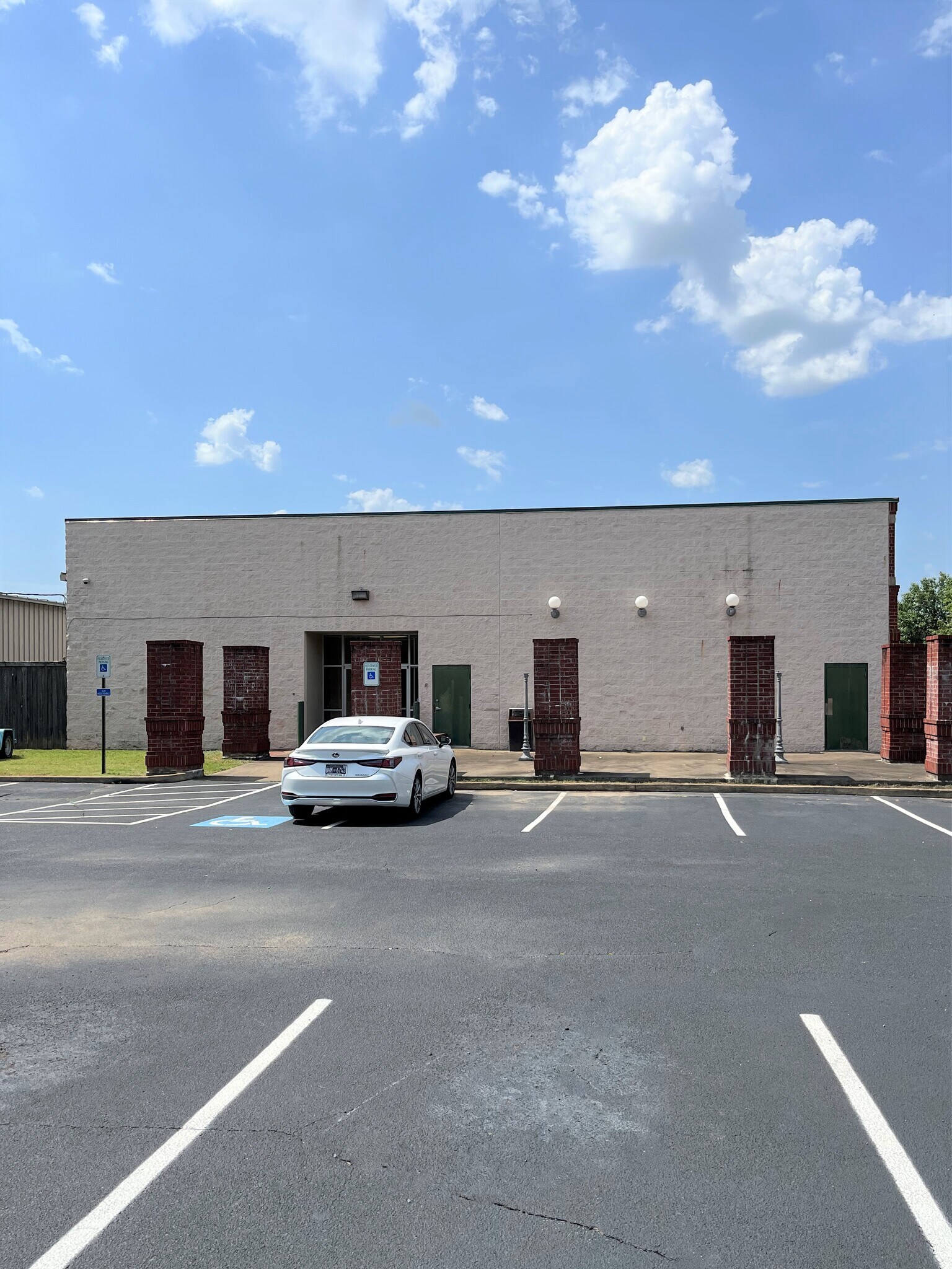 3040 Walnut Grove Rd, Memphis, TN 38111 Cleaves Building