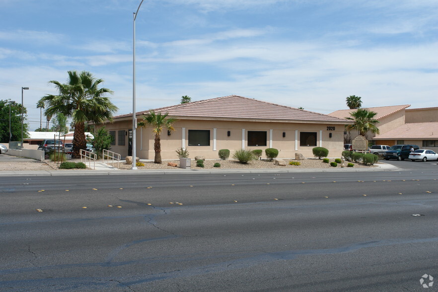 2020 E Desert Inn Rd, Las Vegas, NV for lease - Primary Photo - Image 1 of 32