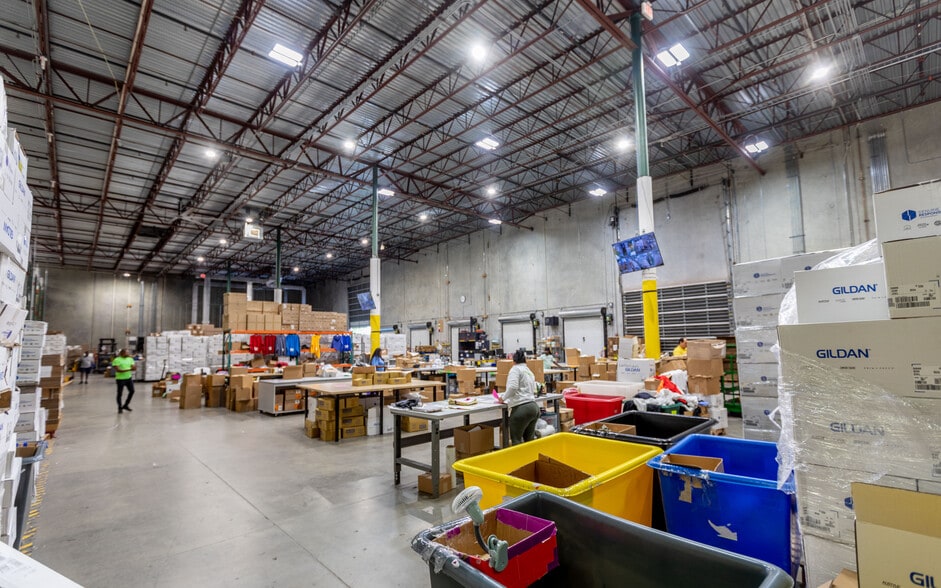 3001 Center Port Cir, Pompano Beach, FL for sale - Interior Photo - Image 3 of 6