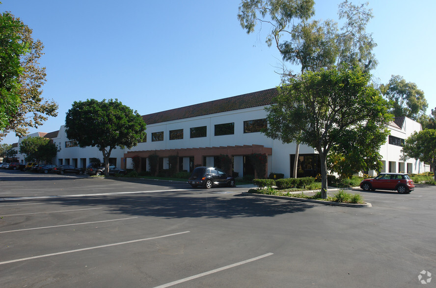 100-198 Camino Ruiz, Camarillo, CA for lease - Primary Photo - Image 1 of 5