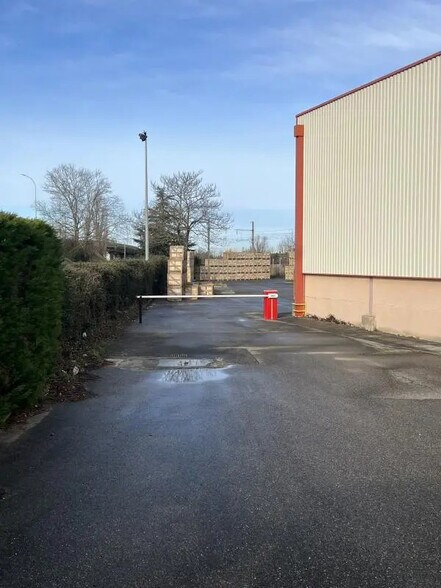 Flex in Mions for lease - Building Photo - Image 2 of 13