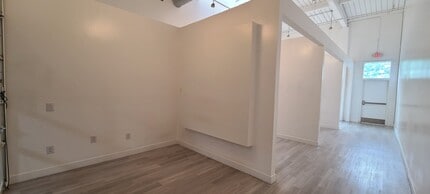 2195 Hyacinth St NE, Salem, OR for lease Interior Photo- Image 2 of 14