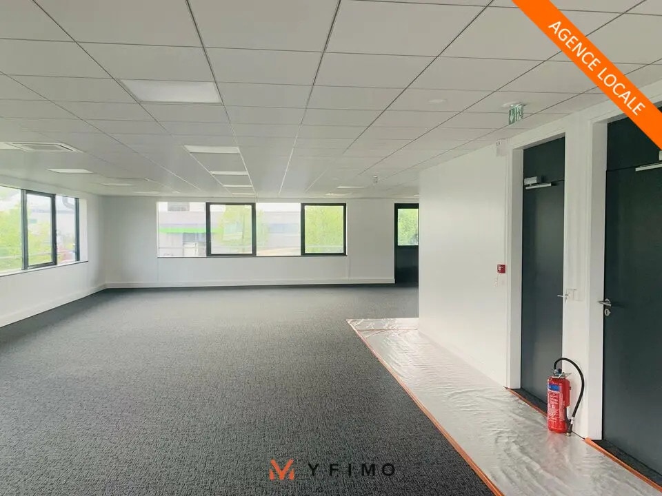 Office in Guyancourt for lease Interior Photo- Image 1 of 5