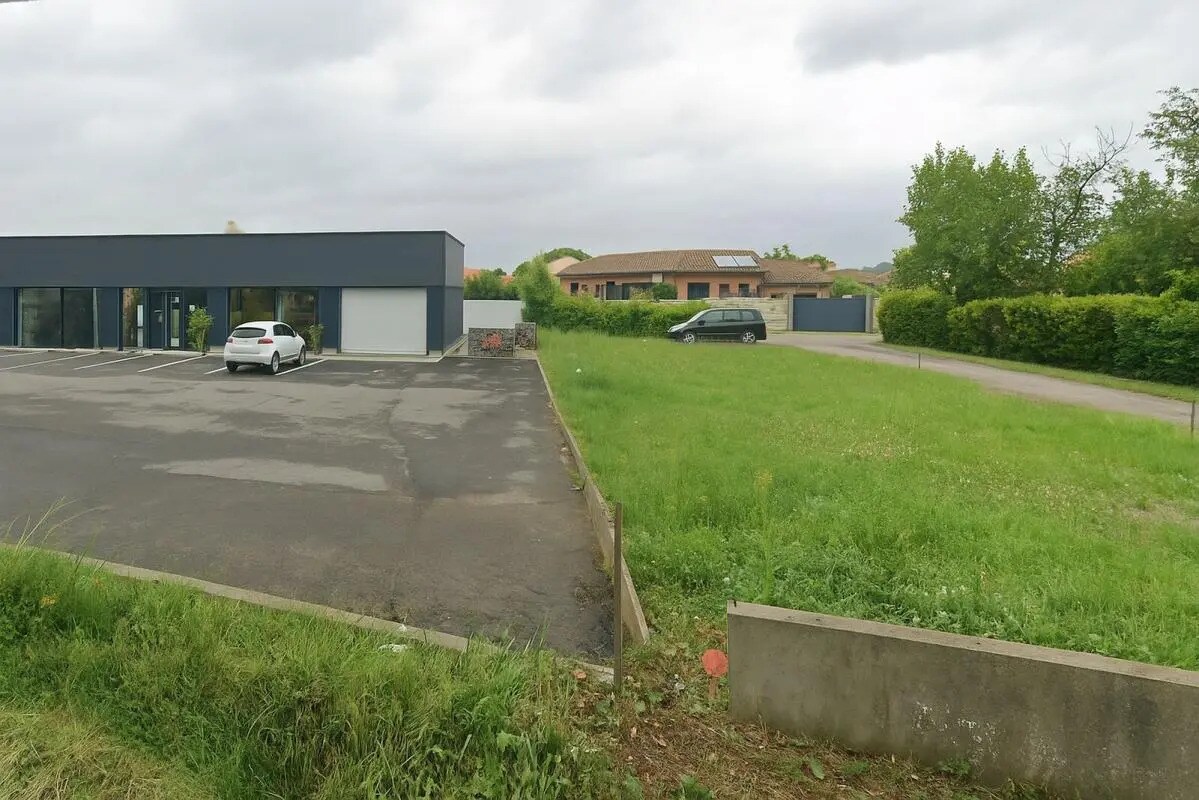 Retail in Grenade for lease Building Photo- Image 1 of 2