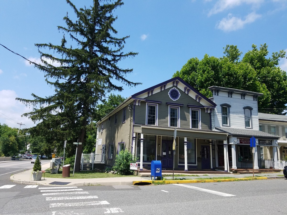 27 Center St, Clinton, NJ 08809