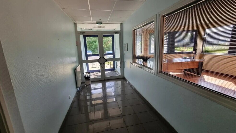 Industrial in Le Vaudreuil for lease - Interior Photo - Image 2 of 12