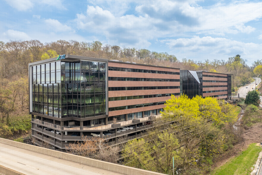 100 4 Falls Corporate Ctr, Conshohocken, PA for lease - Building Photo - Image 1 of 12