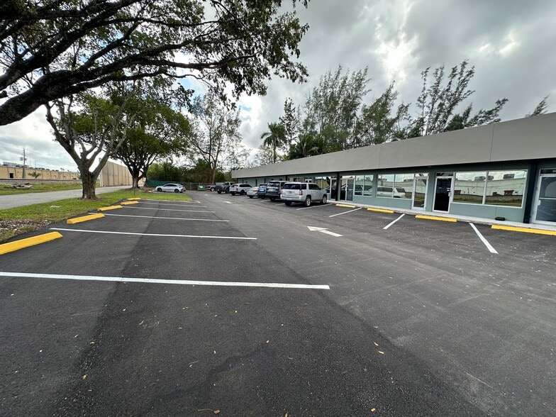 2900 W Hallandale Beach Blvd, Hallandale, FL for lease - Building Photo - Image 3 of 15