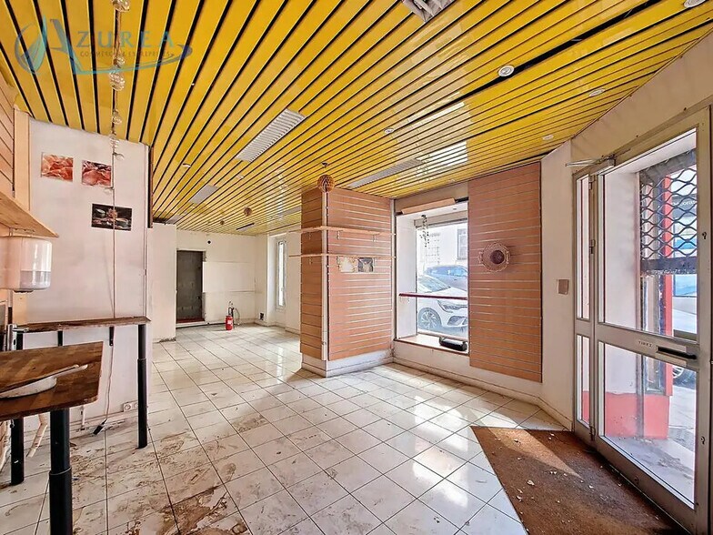 Retail in Nice for lease - Interior Photo - Image 1 of 5