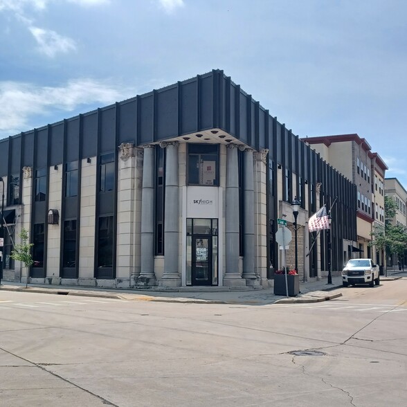 259 W Broadway, Waukesha, WI for lease - Primary Photo - Image 1 of 1