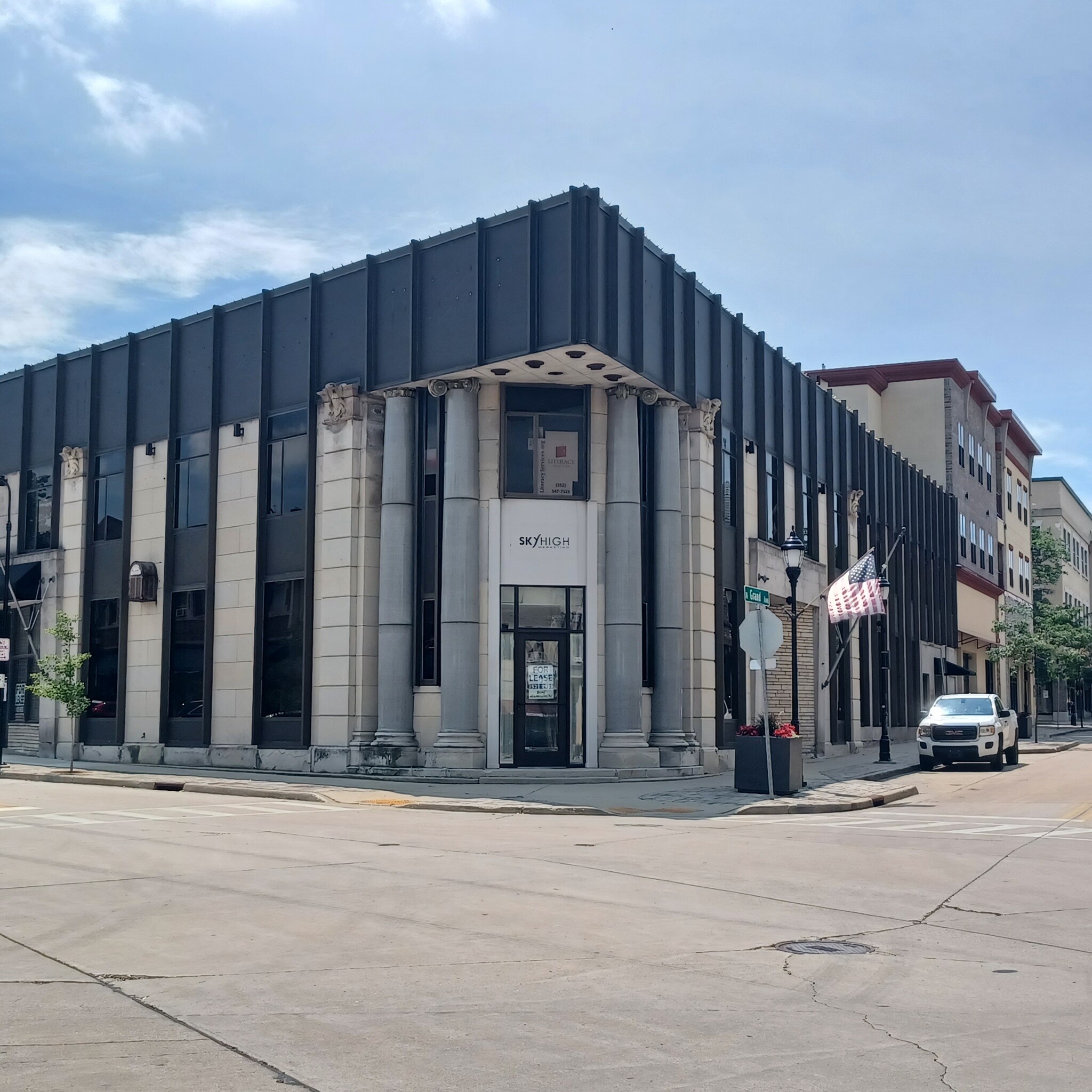 259 W Broadway, Waukesha, WI for lease Primary Photo- Image 1 of 2