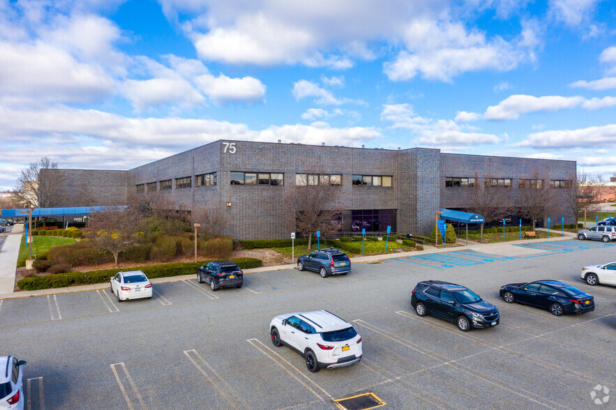 75 Crystal Run Rd, Middletown, NY for lease - Building Photo - Image 1 of 7