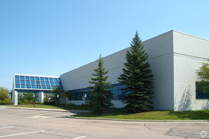 2500 Centerpoint Pky, Pontiac, MI for lease - Building Photo - Image 3 of 11