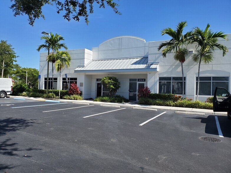 210 SW Natura Ave, Deerfield Beach, FL 33441