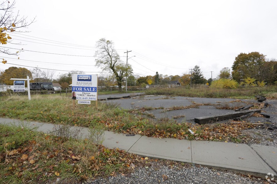 169 Montauk Hwy, East Moriches, NY for sale - Primary Photo - Image 1 of 1