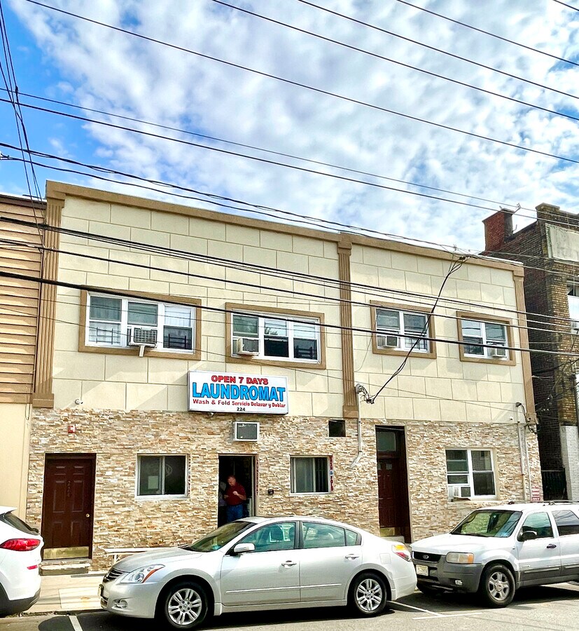 222224 70th St, Guttenberg, NJ 07093