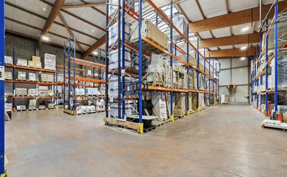 Industrial in Guyancourt for sale - Interior Photo - Image 2 of 4