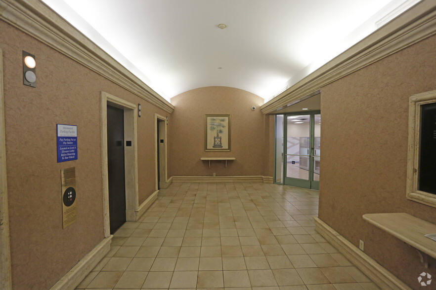 11911 San Vicente Blvd, Los Angeles, CA for lease - Lobby - Image 3 of 11