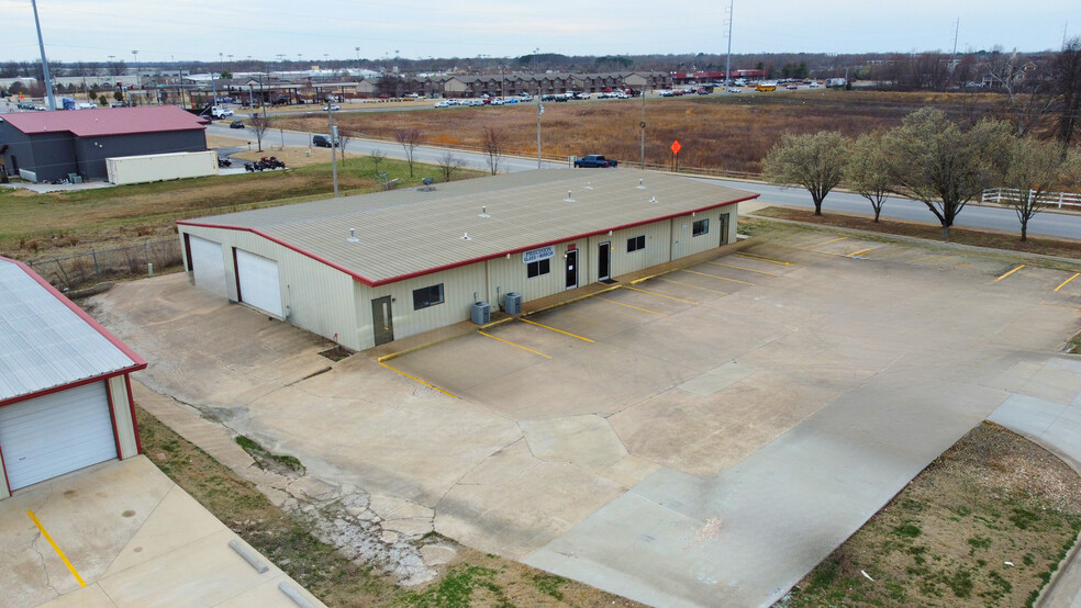 1724 Acorn Dr, Rogers, AR for lease - Building Photo - Image 1 of 21