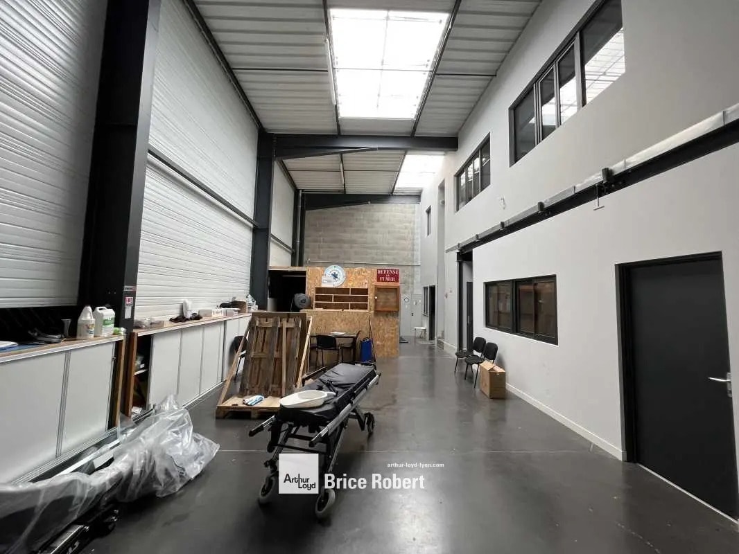 Flex in Sathonay-Camp for lease Interior Photo- Image 1 of 5