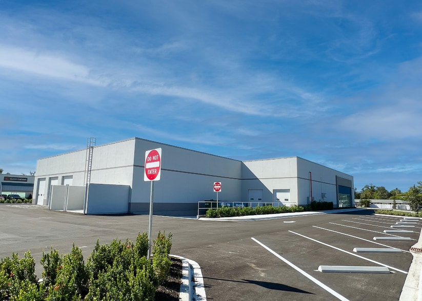 6935 E 15th St, Sarasota, FL for lease - Building Photo - Image 3 of 6