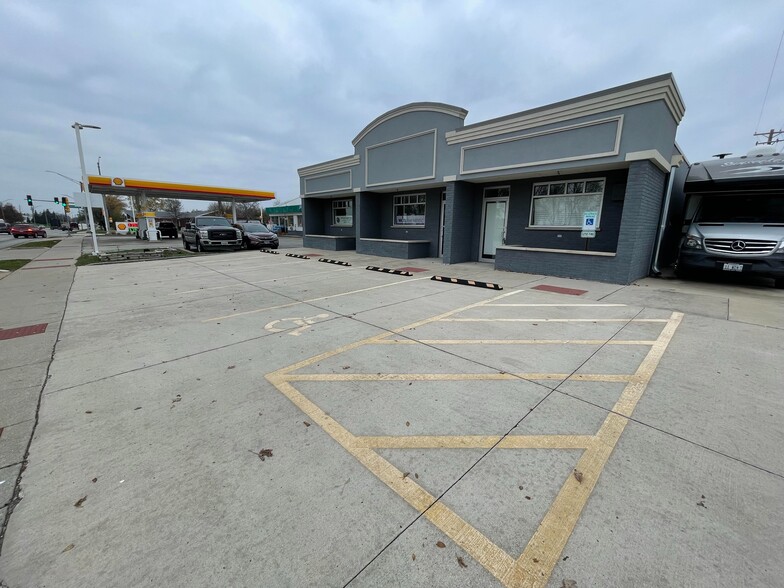 421 S Addison Rd, Addison, IL for lease - Building Photo - Image 2 of 22