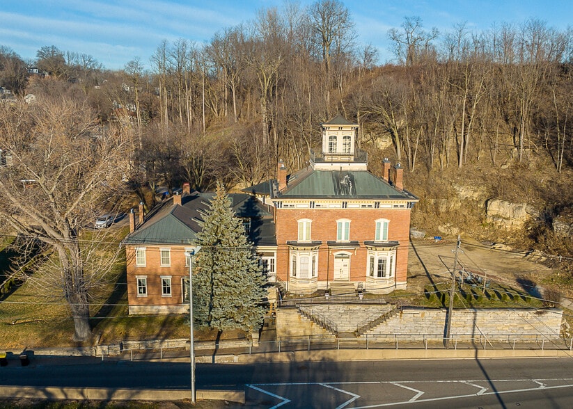 399 Sinsinawa Ave, East Dubuque, IL 61025 The Captain Merry