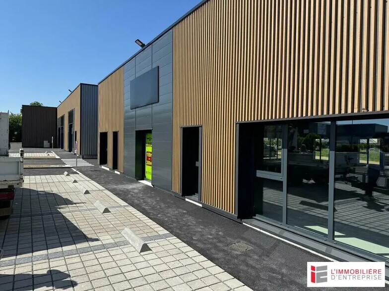 Flex in La Bouëxière for lease - Building Photo - Image 1 of 11