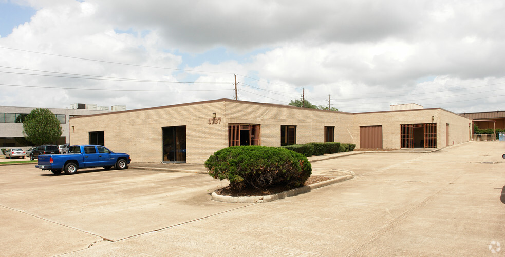 3737 Westcenter Dr, Houston, TX for lease - Building Photo - Image 2 of 14