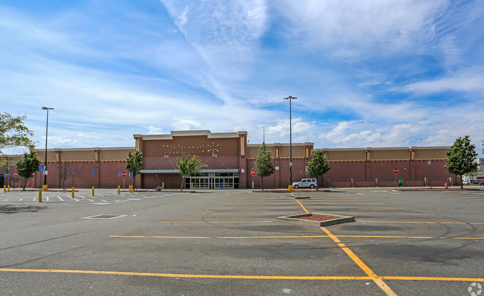 8400 Edgewater Dr, Oakland, CA for lease - Primary Photo - Image 1 of 5