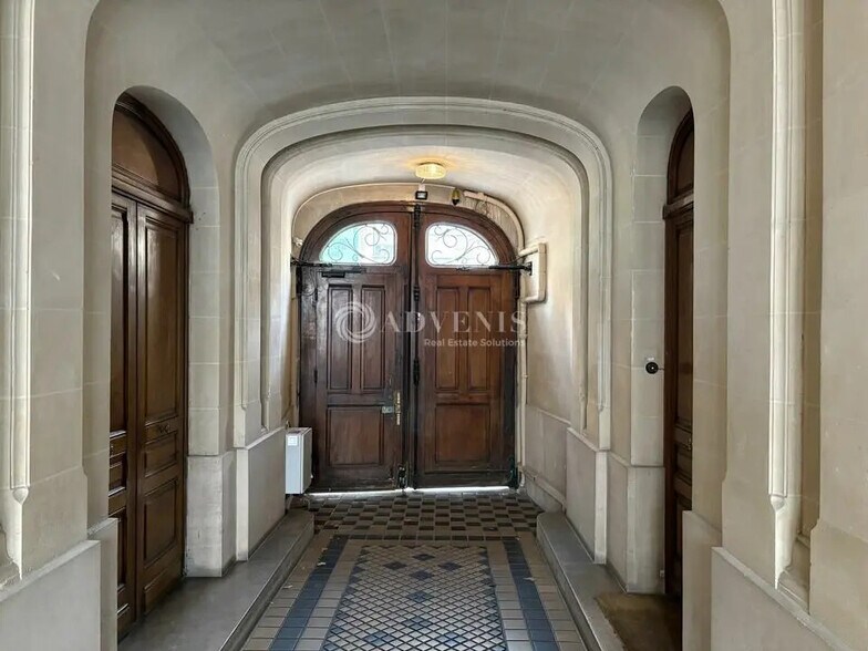 Office in Paris for lease - Building Photo - Image 2 of 10