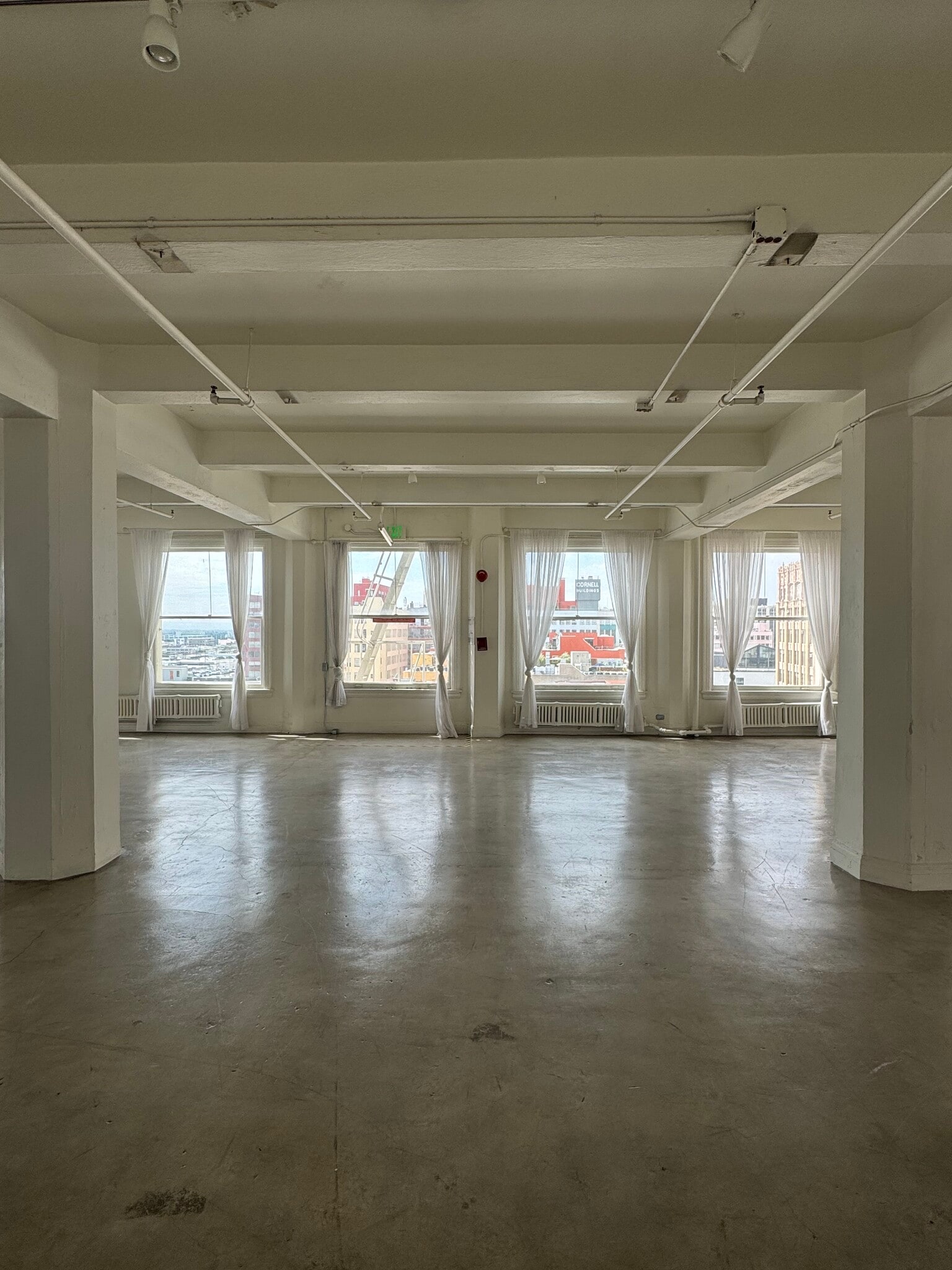 656 S Los Angeles St, Los Angeles, CA for lease Interior Photo- Image 1 of 2