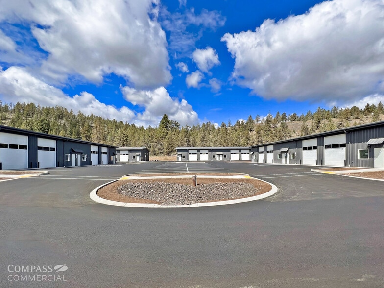64415 Strickler Ave, Bend, OR for lease - Building Photo - Image 1 of 13